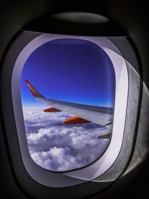 飞机窗口俯瞰云 · 免费素材图片