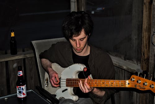 弹白色电吉他的人 · 免费素材图片