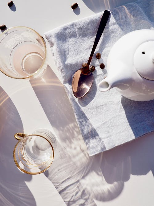 毛巾在勺子附近惠特陶瓷茶壶 · 免费素材图片