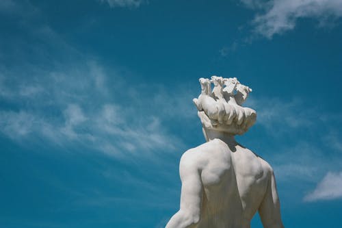 晴朗的天空下的人类雕像 · 免费素材图片