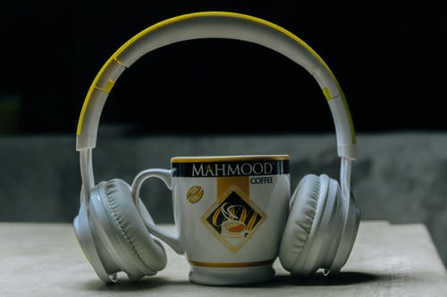 杯附近耳机的特写摄影 · 免费素材图片