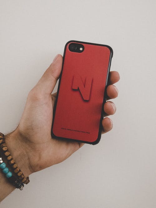 持有黑色iphone 7和红色手机壳的人屏幕截图 · 免费素材图片