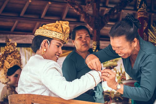 女人在男人的袖子上绑绳子 · 免费素材图片