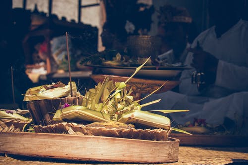 椰子棕榈叶在前面的男人穿着白色的胸部的特写照片 · 免费素材图片
