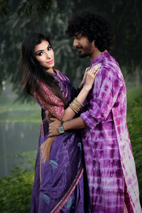 男人抱着女人的照片 · 免费素材图片