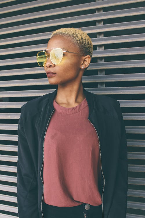 面对侧面的女人 · 免费素材图片