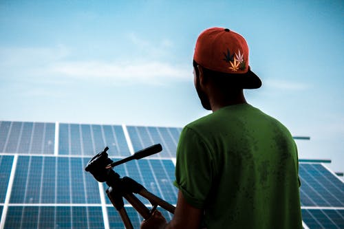 面对太阳能电池板的人 · 免费素材图片