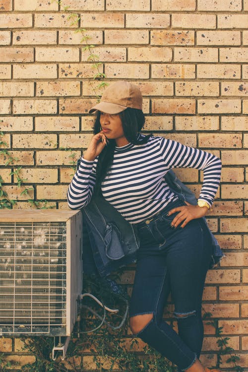 站在户外交流单元旁边的女人 · 免费素材图片