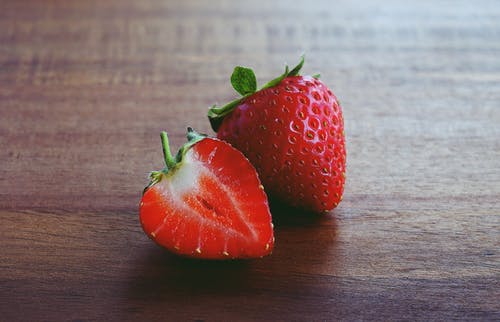 草莓在棕色的表面 · 免费素材图片