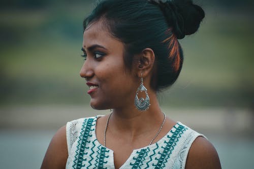 选择性聚焦摄影的微笑的女人 · 免费素材图片