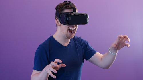戴黑色虚拟现实眼镜的男人 · 免费素材图片