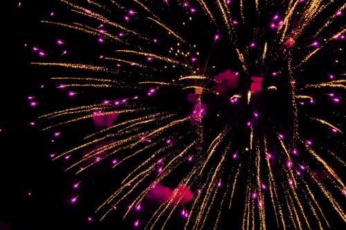 紫色和黄色烟花在夜空中的照片 · 免费素材图片