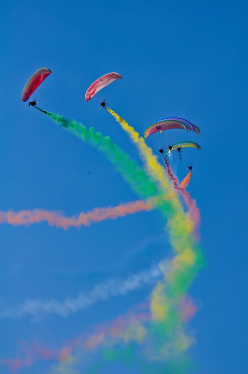 跳伞者与七彩烟的照片 · 免费素材图片