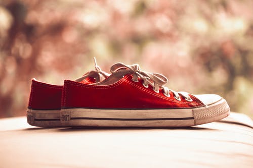 散景摄影中的红色低帮运动鞋 · 免费素材图片