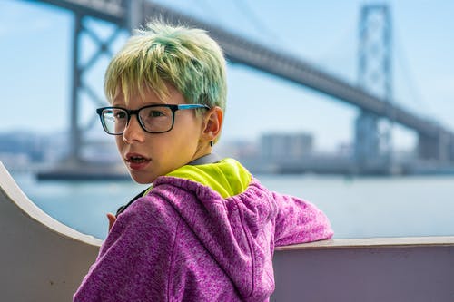 男孩前桥的选择性焦点 · 免费素材图片