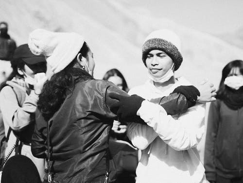 戴着口罩的灰度摄影 · 免费素材图片