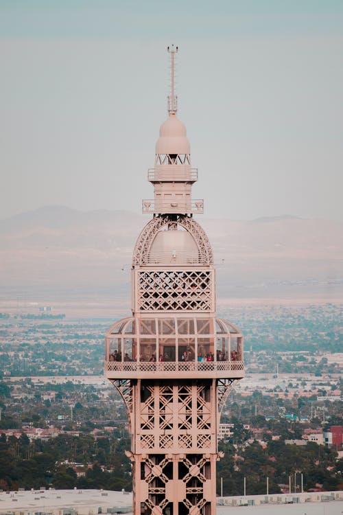 人们站在粉红色的塔里面的特写摄影 · 免费素材图片