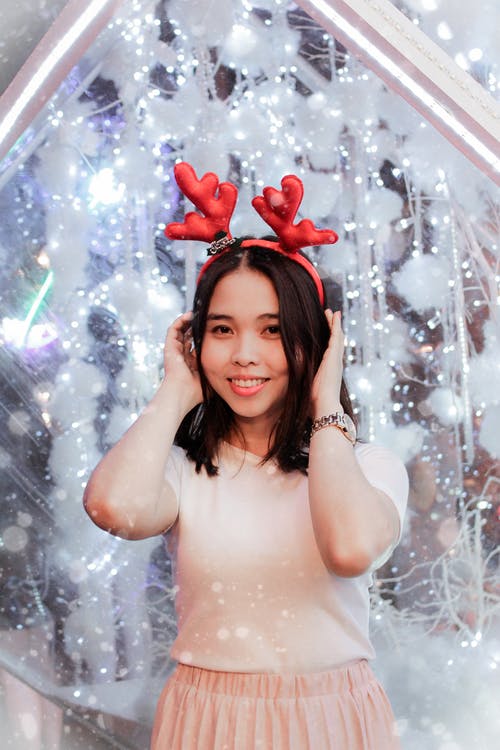 女人抱着她的头发 · 免费素材图片