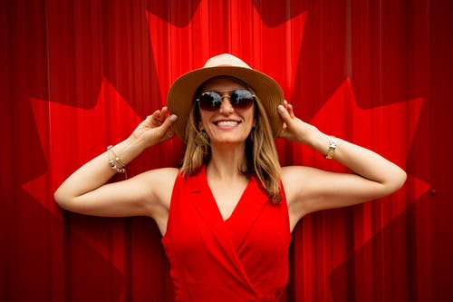 红色无袖连衣裙与加拿大国旗的女人打印背景 · 免费素材图片