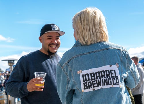 男子手持塑料杯 · 免费素材图片