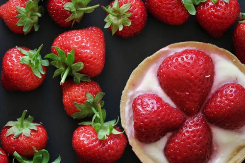 草莓的顶视图照片 · 免费素材图片