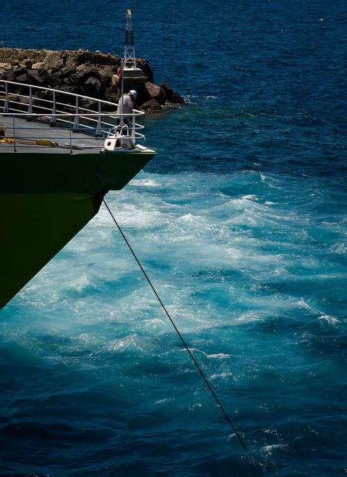 站在船上的人 · 免费素材图片