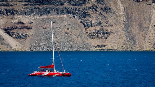 红色帆船在海上摄影 · 免费素材图片