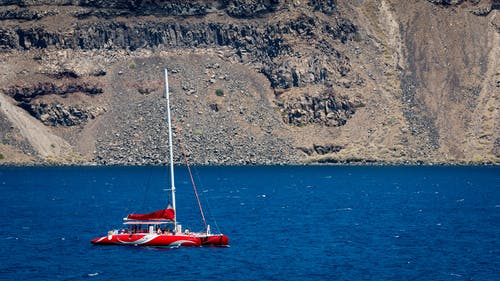 红色帆船在海上摄影 · 免费素材图片