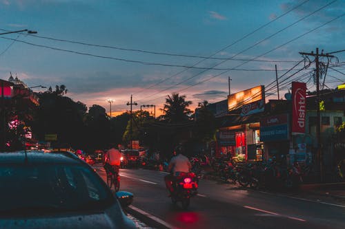 夜间在道路上骑摩托车的人 · 免费素材图片