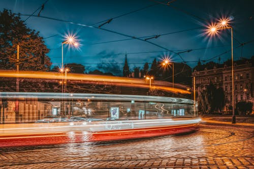 游戏中时光倒流摄影灯在大街上 · 免费素材图片