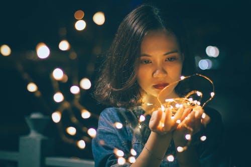 女人拿着st灯的特写摄影 · 免费素材图片