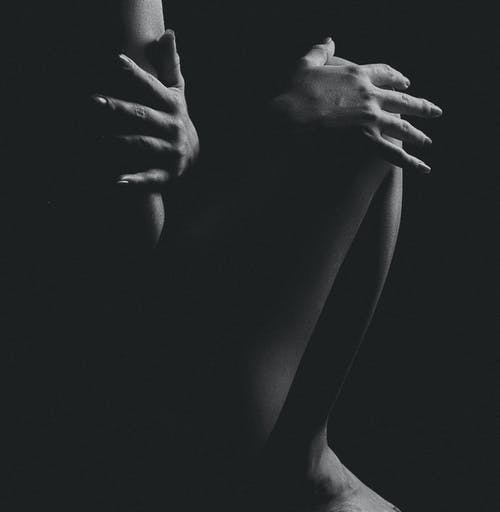 在一个黑暗的房间里的裸体女人的灰度照片 · 免费素材图片