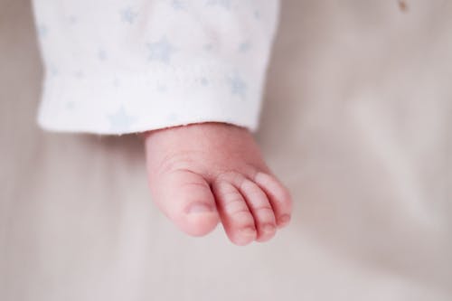 婴儿的左脚的特写照片 · 免费素材图片