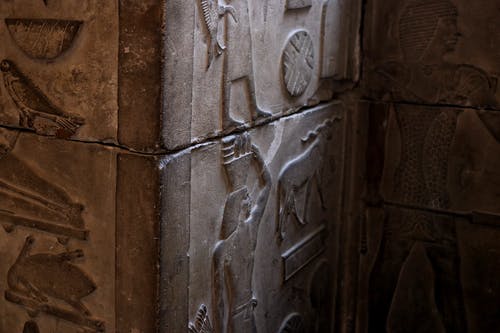 带法老王浮雕的灰色混凝土墙照片 · 免费素材图片