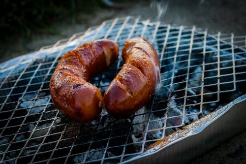 木炭烤架上的两个香肠 · 免费素材图片
