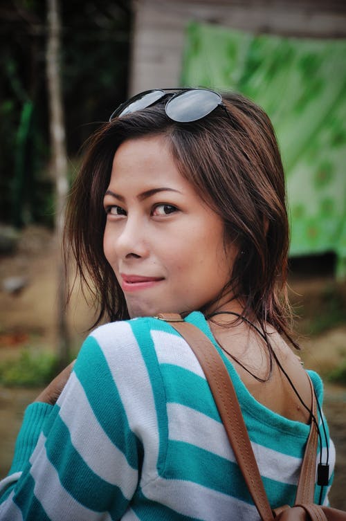 白色和蓝绿色条纹长袖衬衫配太阳镜的女人的浅景深摄影 · 免费素材图片