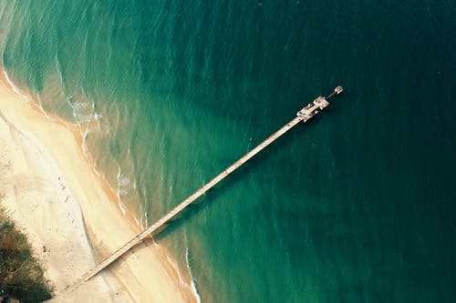 木制码头附近的航拍 · 免费素材图片