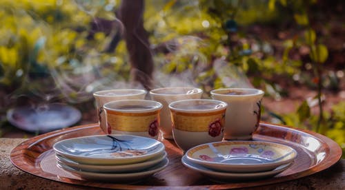 圆形茶盘上的杯子和碟子 · 免费素材图片