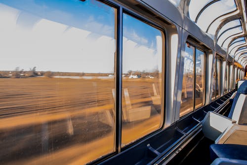 旅客列车中的人 · 免费素材图片
