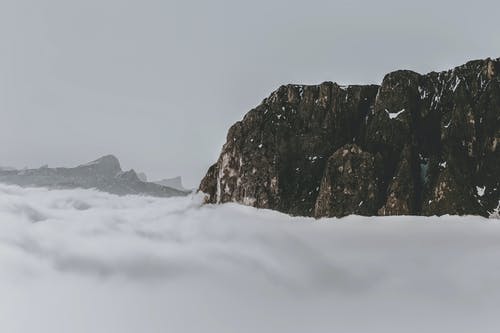 被云层包围的岩层 · 免费素材图片