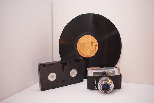 黑色乙烯基光盘，黑色vhs磁带和相机 · 免费素材图片