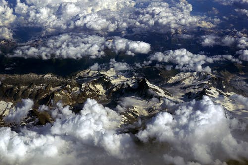 航空摄影大雪覆盖的山脉 · 免费素材图片
