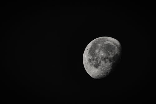月亮的灰度照片 · 免费素材图片