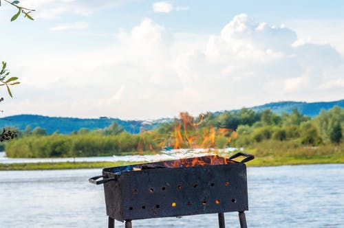河边的矩形黑色金属点燃的火坑 · 免费素材图片