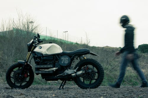 男子站在黑色和白色的宝马标准摩托车附近 · 免费素材图片