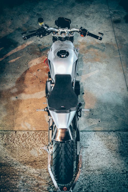 黑色和灰色裸摩托车 · 免费素材图片