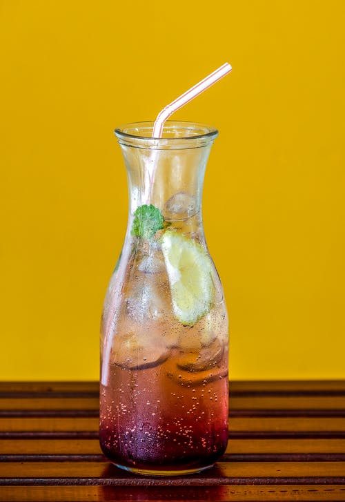透明玻璃投手充满果汁 · 免费素材图片