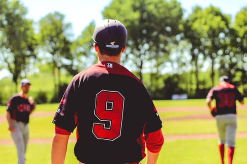 男子站在绿色草地上的浅焦点摄影 · 免费素材图片