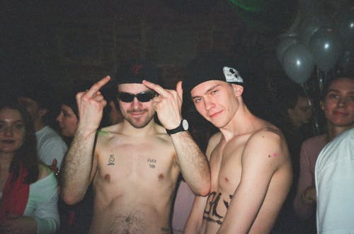 男子站在白色的气球 · 免费素材图片