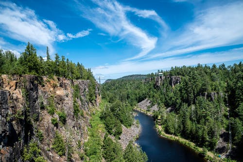 蓝天下的河流和树木的风景摄影 · 免费素材图片